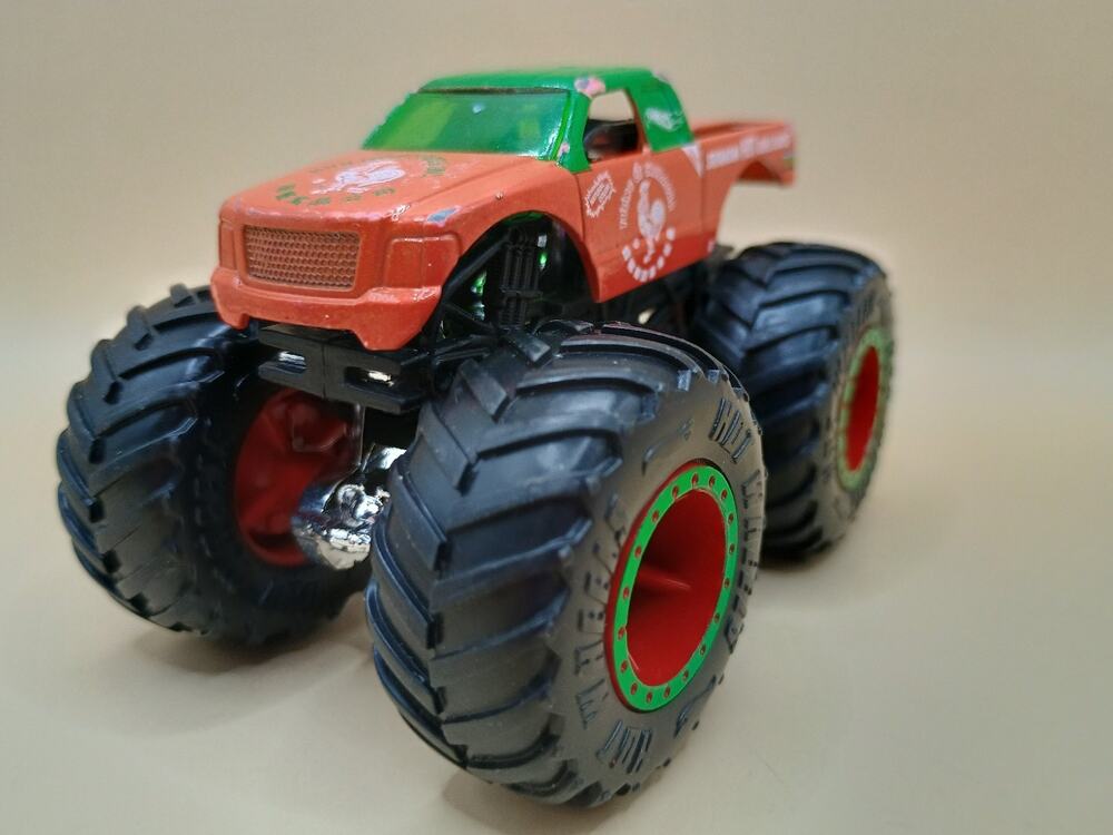 Hot Wheels Monster Truck HUY FONG FOODS Sriracha HOT Chili Sauce Rooster 1:64